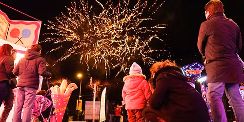 Feux d'artifice \u00e0 la Foire de No\u00ebl et des Rois - Reims