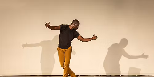 CRE\u0301ATION SALIA SANOU \u2014 SOLO \u2014 TROI FOIS SEUL