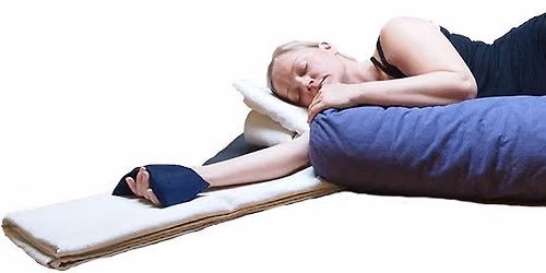 Mindful Restorative Yogal\u00e6rerutdanning m. Elise Jansen
