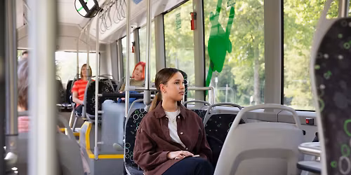 Joukkoliikenneilta Lahden kaupungintalon sis\u00e4pihalla ti 5.5. 