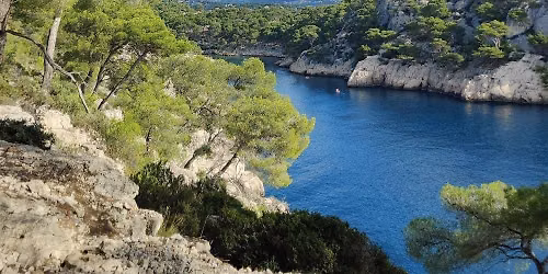 Balade comment\u00e9e : histoire de la pierre de Cassis