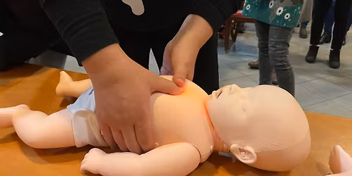 Gyermek-els\u0151seg\u00e9lyny\u00fajt\u00f3 tanfolyam