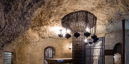 Visite d\u00e9couverte : le cachot de saint Pothin et la crypte des martyrs de Lyon.