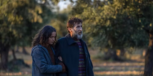 PEQUENOS CLAR\u00d5ES, um filme de Pilar Palomero