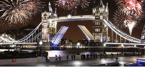 Fireworks on the Thames 2026\/27 - The ultimate New Years Eve Boat party