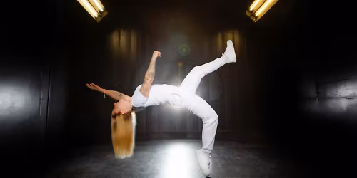 Lucy Spraggan in \u0932\u0932\u093f\u0924\u092a\u0941\u0930