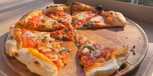 Houtovenpizza\u2019s op De Wassende Maan