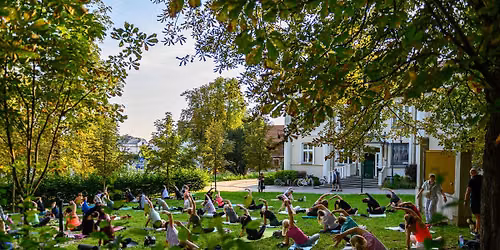 Wakacyjna joga na trawie obok BWA 