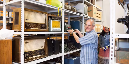 Depotf\u00fchrung im Stadtmuseum Wolfsburg