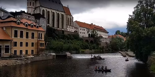 K\u00fcl\u00f6nleges SUP-Kaland: \u010cesk\u00fd Krumlov \u00e9s m\u00e1s csod\u00e1k \u2013 v\u00e1rak, vizek B\u00e9csen-Pozsonyon \u00e1t 