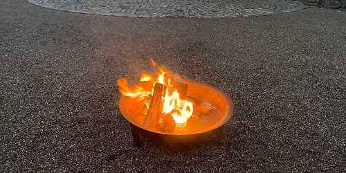Pinsefejring og f\u00f8dselsdagsfest - med grillp\u00f8lser, pilsner og Pinsekoret!