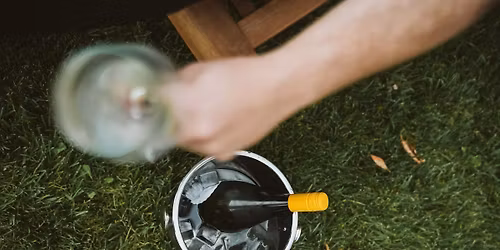 Zen\u00e9s Vacsoraest az Alm\u00e1rium Kertben, B\u00e1der Elem\u00e9rrel \ud83c\udf3f