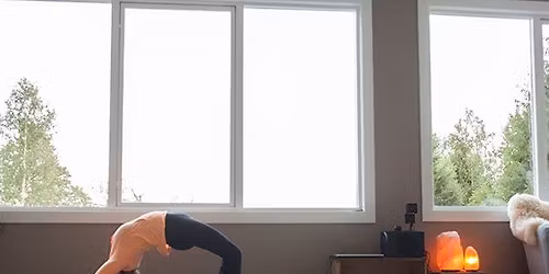 Mandager: kl 17.30 - Flyt Yoga, kl 18.45 - Mindful Yoga. Onsdager: kl 17.30 - Pilates m\/ball