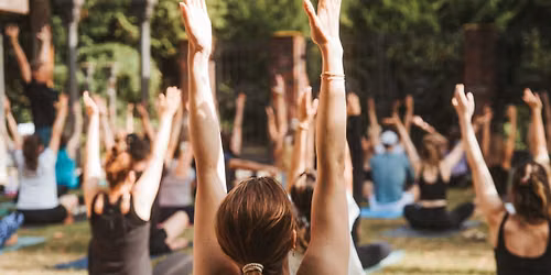 Yoga for Good im St\u00e4dtischen Lapidarium