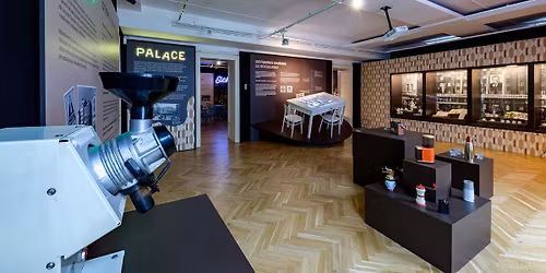 KOMENTOVAN\u00c1 PROHL\u00cdDKA \/ Ostravsk\u00e1 kav\u00e1rna