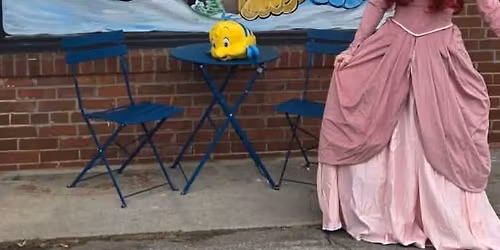 Cookie decorating with Ariel 