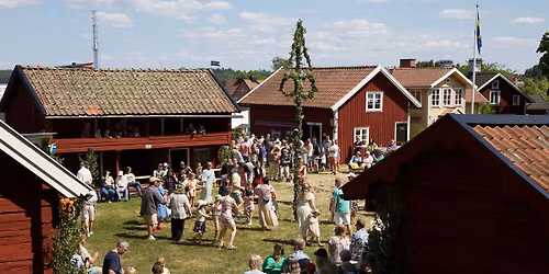 Traditionellt midsommarfirande midsommarafton kl 13.00 p\u00e5 Frustuna hembygdsg\u00e5rd