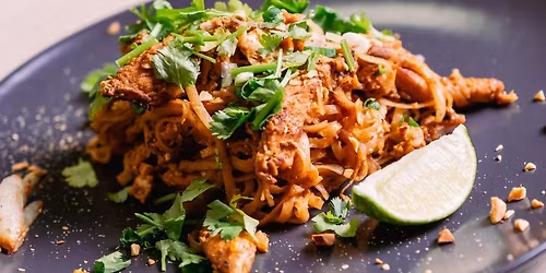 Utazz Vel\u00fcnk \u00c1zsi\u00e1ba! Thai est