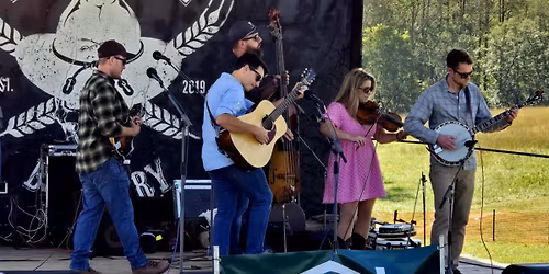 Shannon and Moonlight Drive at Monks BBQ