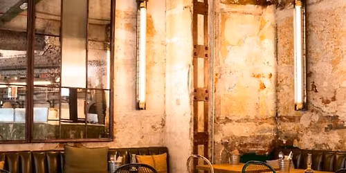 Aperitivo italiano con t\u00e1vola y bebidas en Pizzart