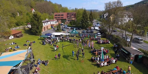Traditionelles Maibaumsetzen auf unserer Festwiese