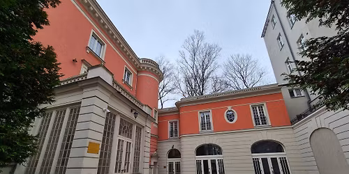 Tu jest jakby luksusowo. Aleja R\u00f3\u017c, Aleja Przyjaci\u00f3\u0142, Dolina Szwajcarska. Z wej\u015bciem do kamienicy. 