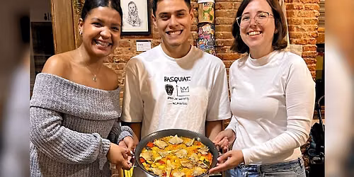 Taller de paella y sangr\u00eda en terraza de Madrid