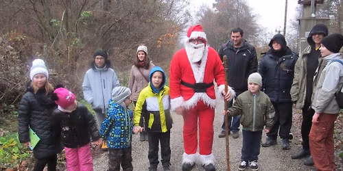 Hagyom\u00e1nyos Csal\u00e1di Mikul\u00e1s \u00fcnnep Esztergomban az Erz\u00e9bet parkban.