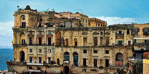 "Trekking Urbano a Posillipo: Panorami e Storia nel Cuore di Napoli"