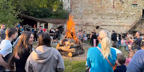 P\u00e1len\u00ed \u010darod\u011bjnic s kapelou Vedlej\u0161\u00ed kolej