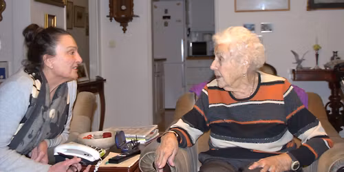 Bokprat och signering: Att f\u00e5 leva till 100 och l\u00e4ngre