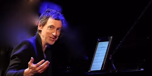 Maciej Miecznikowski w Cafe Emilia