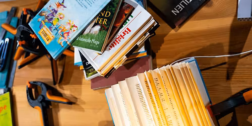 Buch-Upcycling: Stimmungsvolle Leuchten aus B\u00fcchern