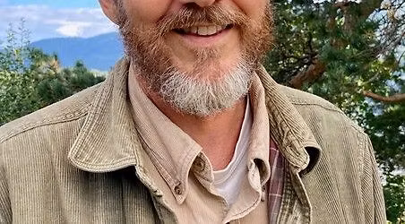 Peter Fj\u00e5gesund i boksamtale med Geir Grothen om sin nye roman "\u00d8ynene som ser"