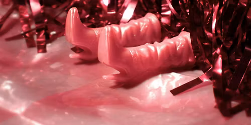 M**der Mystery Party: Death at the Midnight Masquerade