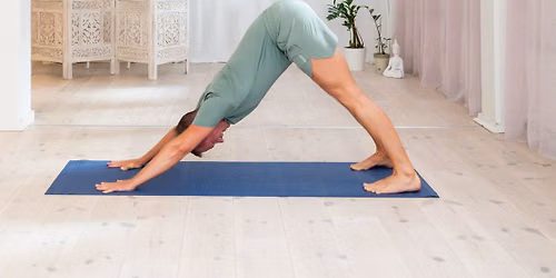 Yoga f\u00f6r m\u00e4n \u2013 Nyb\u00f6rjarkurs: styrka, r\u00f6rlighet & mindre stelhet