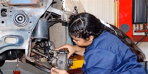 Taller de mec\u00e1nica automotriz\/\/  Auto mechanic class