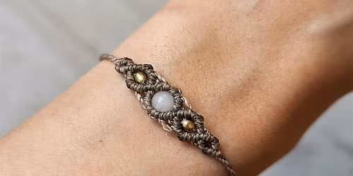 Makramee Schmuck-Workshop: Edelsteinarmband kn\u00fcpfen