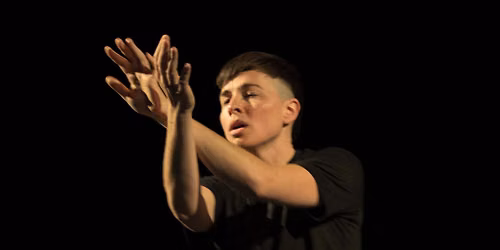 \u00ab Dispositif d\u2019\u00e9coute radicale \u00bb, performance de Saba le Renard, sociologue, auteurice et performer