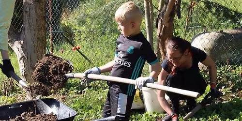 S rukama v hl\u00edn\u011b: Ned\u011bln\u00ed setk\u00e1n\u00ed na Komunitn\u00ed zahrad\u011b Rybka