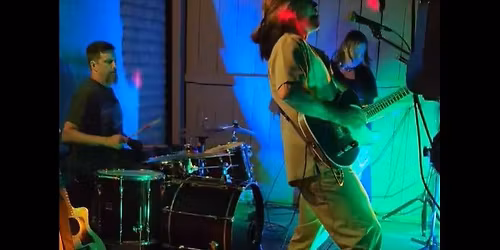 Phil 'n the Blanks Rocks Lost Valley's Pub
