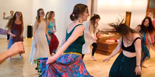 Oslava v tanci a mantr\u00e1ch, mu\u017ei \u017eeny