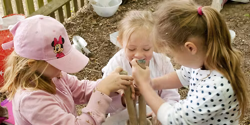 Urban Nature Club at Camley Street Natural Park: Making Paints from Nature