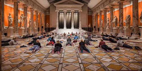 UDSOLGT. Yoga p\u00e5 Glyptoteket