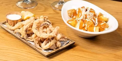 El aperitivo m\u00e1s castizo en Gran V\u00eda: Calamares, bravas y dos bebidas en la barra de Mercado de la Reina 12