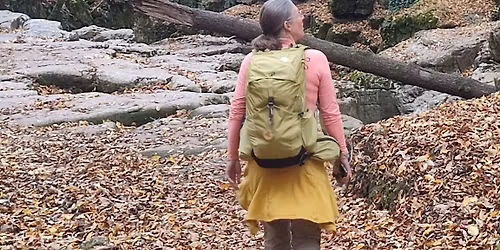 Elrejtett forr\u00e1sok, h\u0171v\u00f6s szikl\u00e1k, vadreg\u00e9nyes \u00e1rkok, szent helyek - vezetett t\u00fara T\u00e9sr\u0151l T\u00e9sre