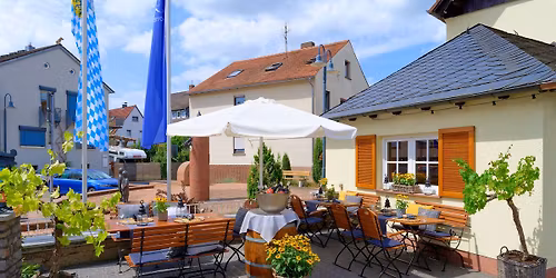 Biergarten-Er\u00f6ffnung mit Spanferkel am Spie\u00df & Roman, dem singenden Friseur