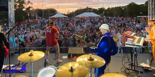 Starfarm Rocks the Nuthouse