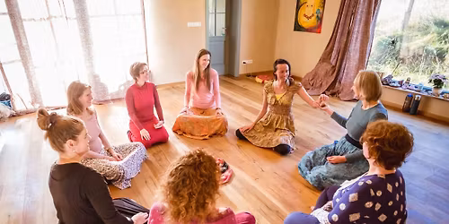 Setk\u00e1n\u00ed \u017een v kruhu, t\u00e9ma: Smrt a pom\u00edjivost (s kartami \u0158EKNI MI)