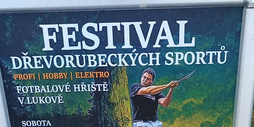 Country b\u00e1l v Lukov\u011b na h\u0159i\u0161ti u p\u0159\u00edle\u017eitosti festivalu d\u0159evorubeck\u00fdch sport\u016f